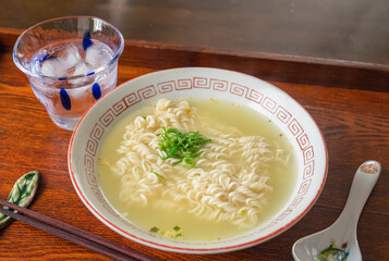 ネギを乗せたインスタントラーメン　塩