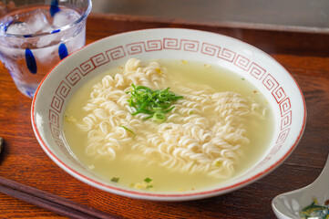 ネギを乗せたインスタントラーメン　塩