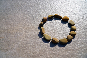 Kreis aus Steinen für eine Sommerromanze