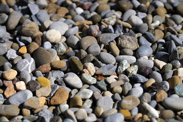 Kiesstrand mit vielen bunten Steinen