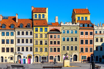 Fototapeta na wymiar Panoramic view of historic Old Town quarter market square, Rynek Starego Miasta, with tenement houses of Dekert’s Side and Warsaw Mermaid statue in Warsaw, Poland
