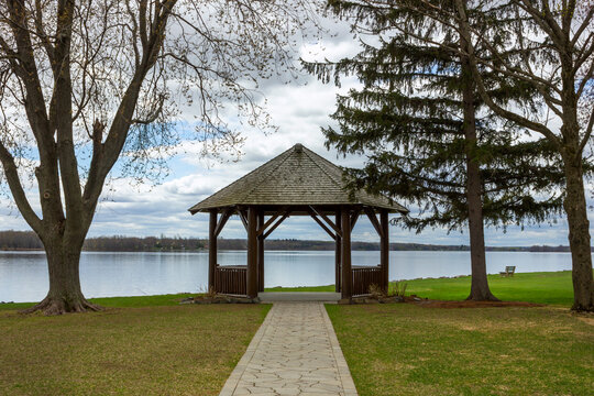 waterfront gazebo cozy backyard in Canada, Quebec