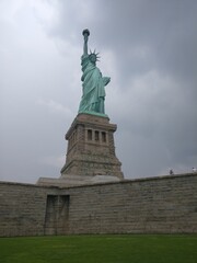 Fototapeta premium statue of liberty island new york skyline