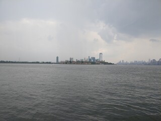 Naklejka premium statue of liberty island new york skyline