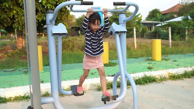 Nạkreīyn h̄ỵing xecheīy reīyn xxnlịn̒ reīyn chận reīyn reīyn xxnlịn̒ widīxo thor sūm khrū s̄xn s̄āw mī khwām s̄uk̄h reīyn rū̂ p̣hās̄ʹā xạngkvs̄ʹ xxnlịn̒ kạb l&aelig;̆pth̆xp thī̀ b̂ān.New normal.Covid-19