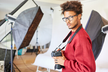 Junger Mann als selbständiger Fotograf