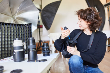  Fotografin bei Reinigung von Kamera Objektiv
