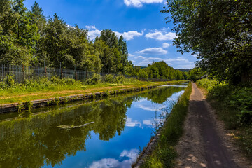 Fototapeta na wymiar A view down the Dudley canal in summertime