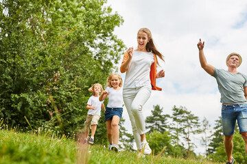 Obraz premium Frau läuft lachend über eine Wiese