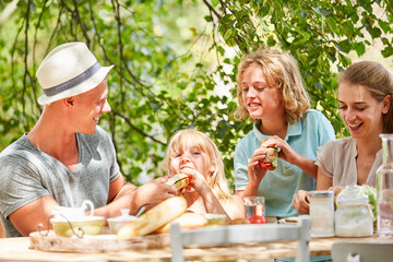 Glückliche Familie am Frühstückstisch