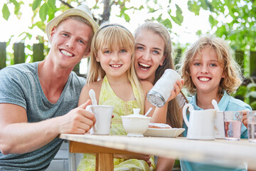 Kaffee trinken im Garten mit viel Zucker