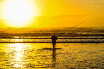 Nascer do sol em praia da cidade de capão da canoa, no litoral do estado do Rio grande do sul.
Mas...