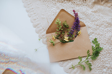 Briefumschlag mit Blumen