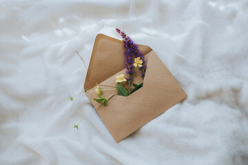 Briefumschlag mit Blumen