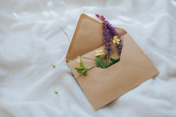 Briefumschlag mit Blumen