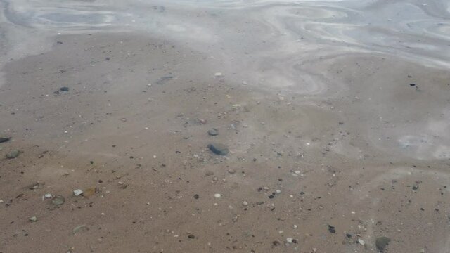 Sonnenlicht reflektiert sich in den sanften Wellen des Brombachsees. Das klare, saubere Wasser gibt den Blick frei auf sandigen Untergrund. Ideale Voraussetzungen f&uuml;r entspannten Badespass.