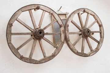 Obraz premium Wooden wheels from an old wooden cart