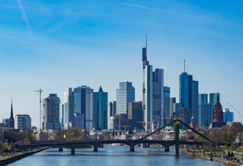 Skyline von Frankfurt über dem Main fotografiert