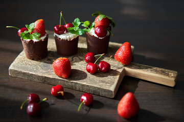 deser czekoladowy z truskawkami 