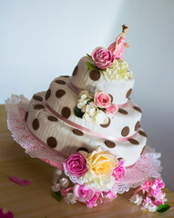 pastel de fiesta para jovencita de 15 años con muñeca en la cima del pastel