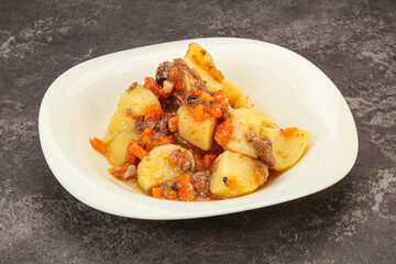 Roasted potato and beef with sauce