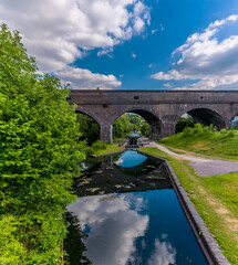 Fototapeta premium A view down the Dudley canal towards the Park Head Viaduct at Dudley, UK in summertime