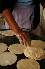 tortilla echa a mano en comal