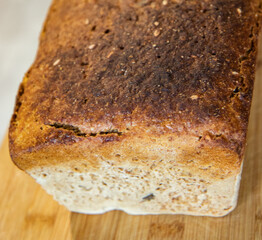 Pan de centeno hecho en casa con masa madre en formato molde