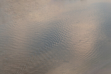 Obraz premium Reflection of water in Chaopraya river the evening. An image of a beautiful water background, Natural background.
