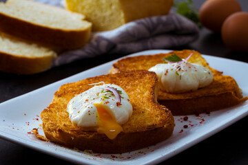 eggs Benedictines in box bread