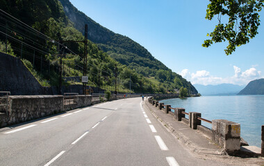 Bande cyclable sur les bords du lac du Bourget