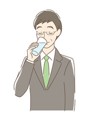 コップの水を飲む男性