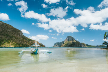 Fototapeta premium Boat in El Nido bay and Cadlao island, Palawan, Philippines