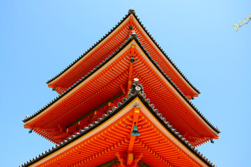 Fototapeta na wymiar Red roof of temple in Kyoto in sunny day