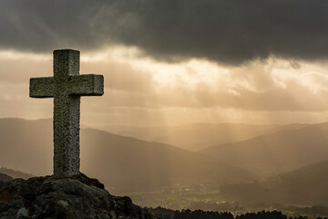 Cruz al contraluz en el Monte de San Roque, Viveiro, Lugo, Galicia, España.