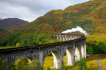 Papier Peint photo autocollant Viaduc de Glenfinnan Jacobite Steam Train crossing the Glenfinnan Viaduct in the highlands of Scotland