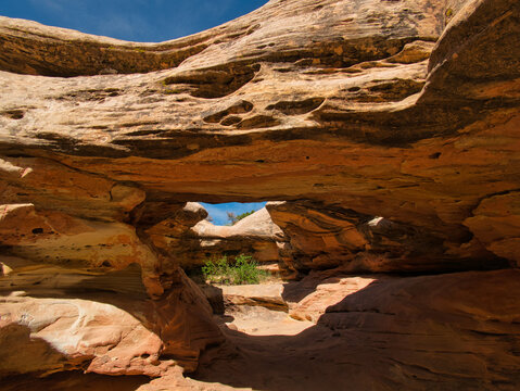 Eine bizarre Felsformation mit Tunnel und H&ouml;hle