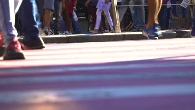 cidade faixa de pedestre p&eacute;s