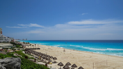 Hermoso día de Playa soleado con arena blanca y mar turquesa en Cancún México 