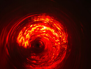 Ein beleuchteter Beh&auml;lter mit einem Wasserwirbel