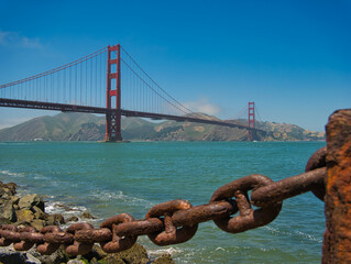 Die Golden Gate Bridge mit Kette im Vordergrund