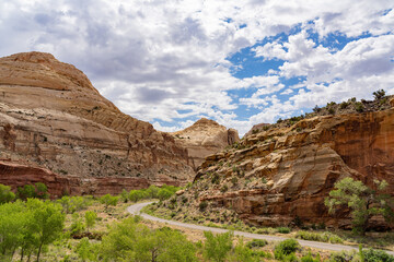 Fototapeta premium Beautiful landscape around the Hickman Bridge Trail of Capitol Reef National Park