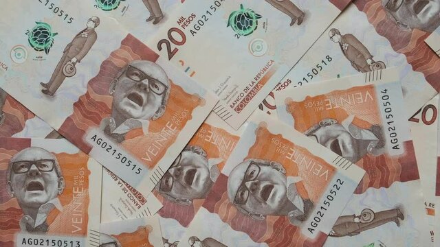 Panning of Colombian banknotes on a flat surface