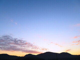 日本の田舎の風景　1月　真冬の朝日と山と空　朝焼け