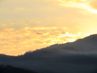 日本の田舎の風景　1月　真冬の朝日と山と空　朝焼け