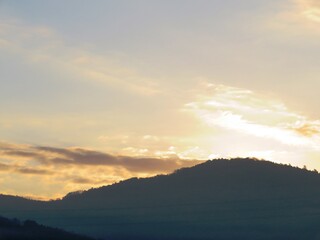 日本の田舎の風景　1月　真冬の朝日と山と空　朝焼け