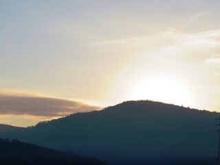 日本の田舎の風景　1月　真冬の朝日と山と空　朝焼け