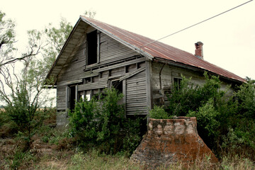 Fototapeta na wymiar old house with a well