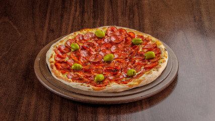 Pizza com queijo com calabrese e azeitonas