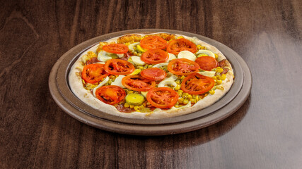 Pizza com queijo tomate ovo e milho